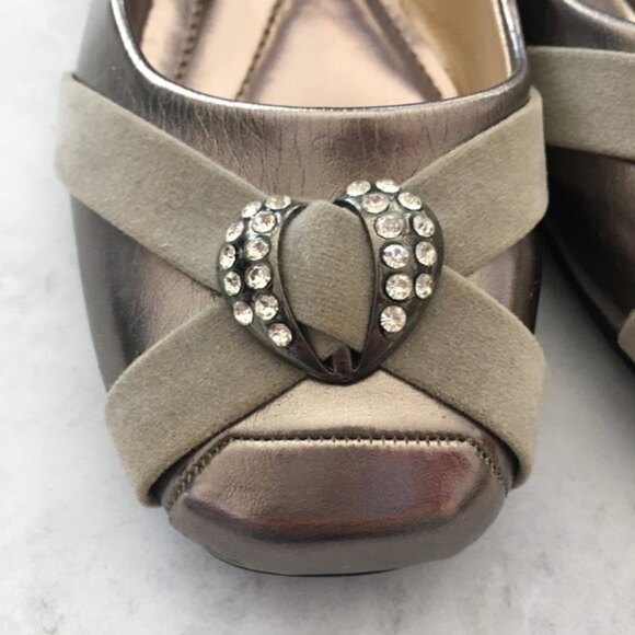 Elegant Metallic Velvet Heart Buckle Flats Shoes - Picture 13 of 16
